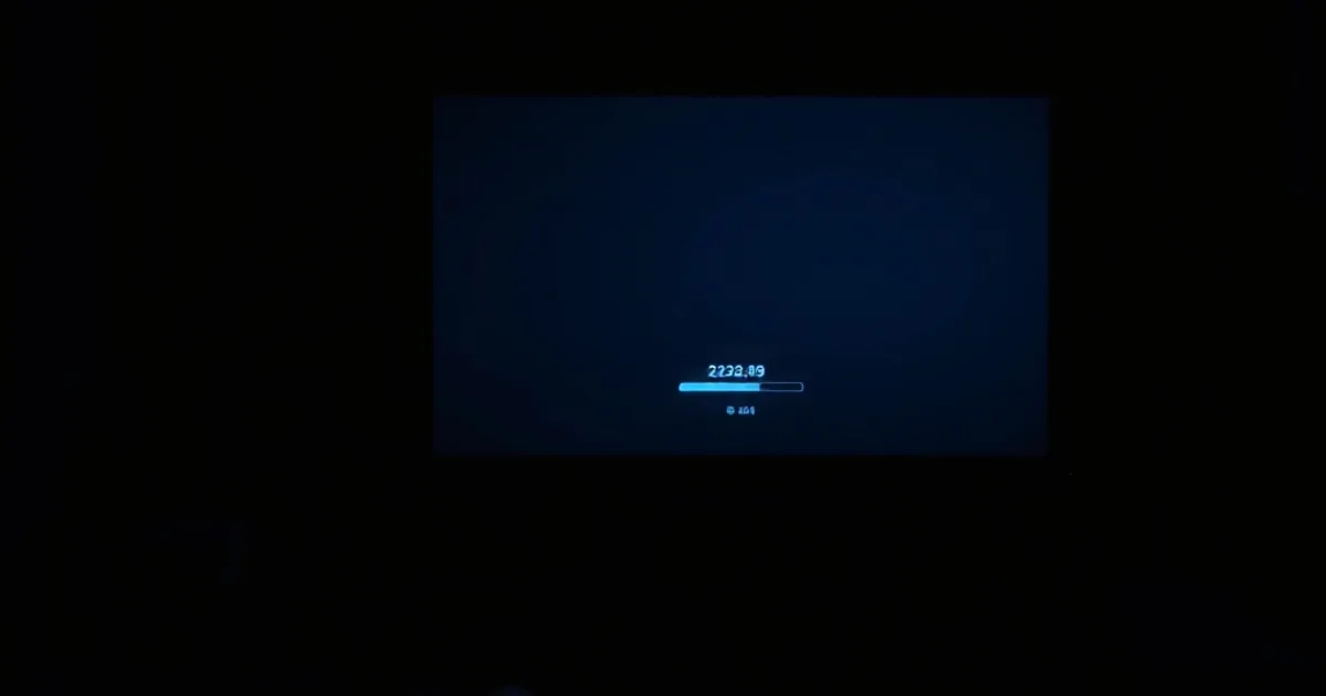 Televisione in un salotto buio con lo schermo bloccato sul caricamento, atmosfera cupa e cinematografica